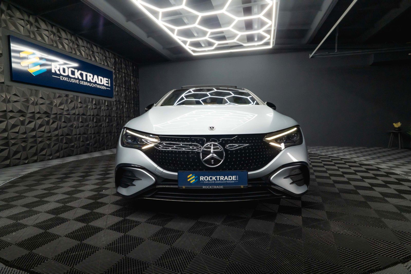 Fahrzeugabbildung Mercedes-Benz EQE 350+ AMG Night | Batterie NEU 100% | Pano
