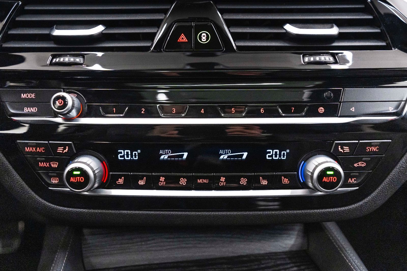 Fahrzeugabbildung BMW M550IX Massage Harman 360° Head UP LED NAV PDC