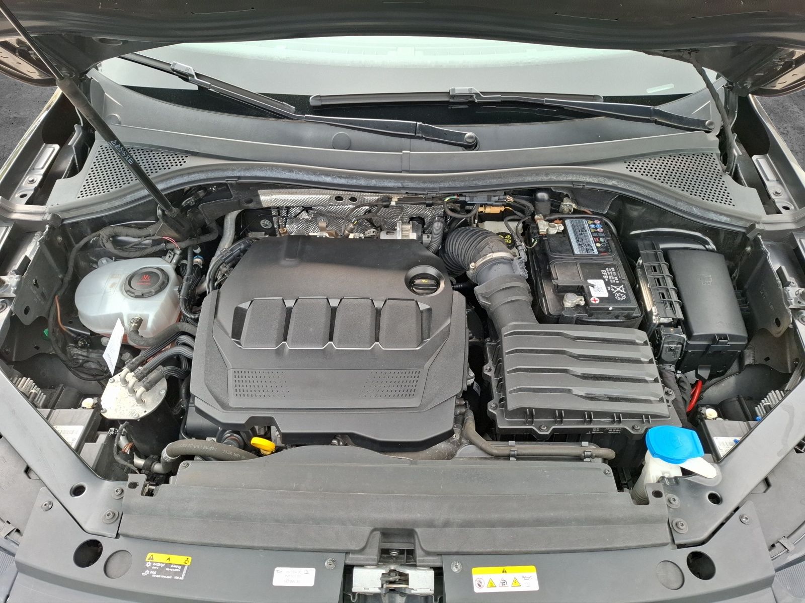 Fahrzeugabbildung Volkswagen Tiguan TDI R-Line DSG 4M Matrix AHK Navi AID ACC