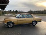 Mercedes-Benz Mercedes Benz W115114 - Strich 8 - 240D 3.0 - Mercedes-Benz 240 mit Diesel-Antrieb