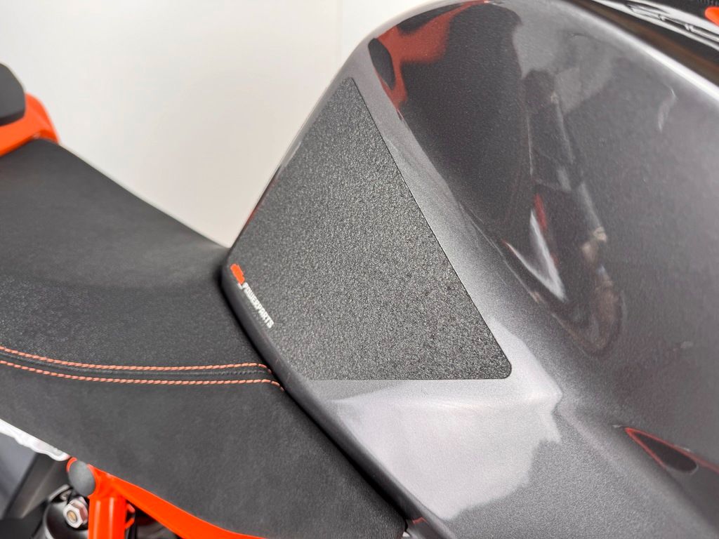 Fahrzeugabbildung KTM 1290 SUPER DUKE R *ZUBEHÖR *SERIVCE NEU *1. HAND