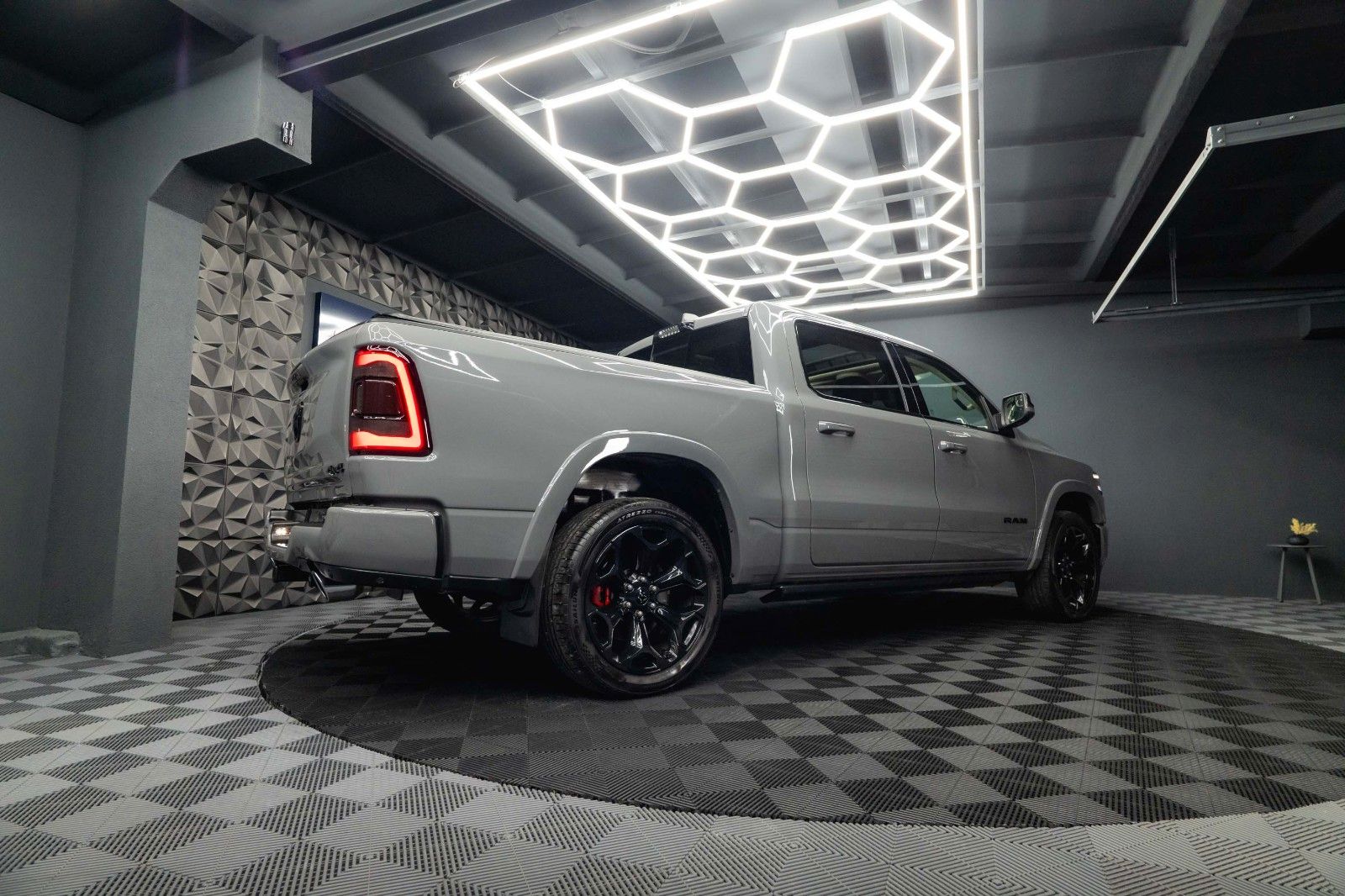 Fahrzeugabbildung Dodge RAM 5.7 V8 HEMI 4x4 LIMITED 10TH ANNIVERSARY ACC