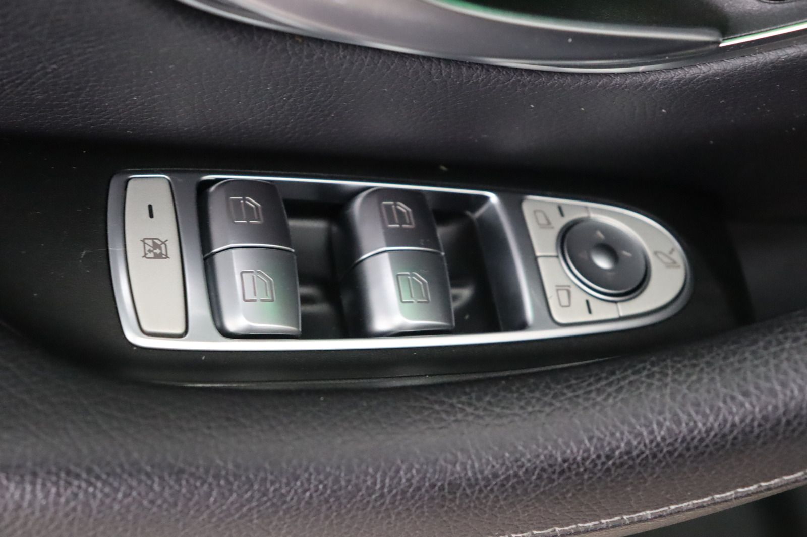 Fahrzeugabbildung Mercedes-Benz E 400 T 4Matic * Airmatic * STHZ * Memory AVANTG