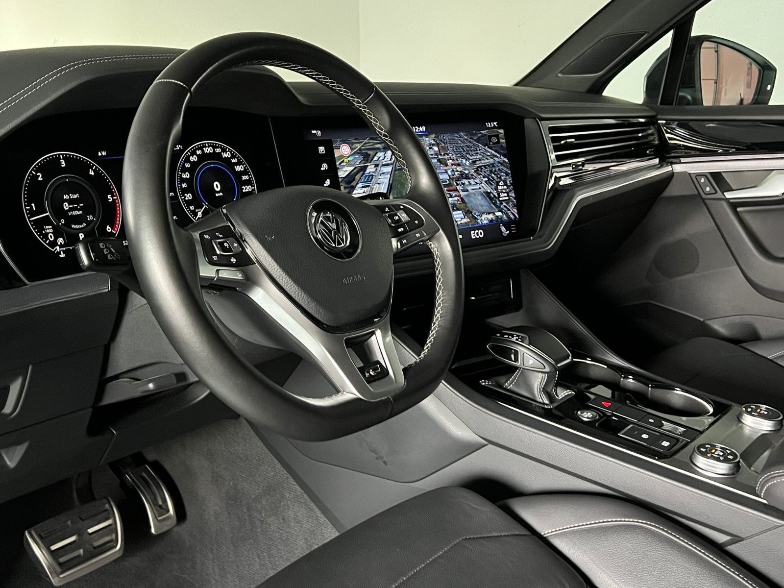 Fahrzeugabbildung Volkswagen Touareg R-Line 4Motion/PANO/AHK/MATRIX/BLACK OP.