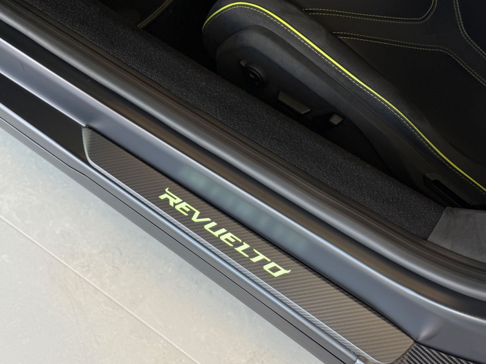 Revuelto V12 Full Carbon Lift Sonus