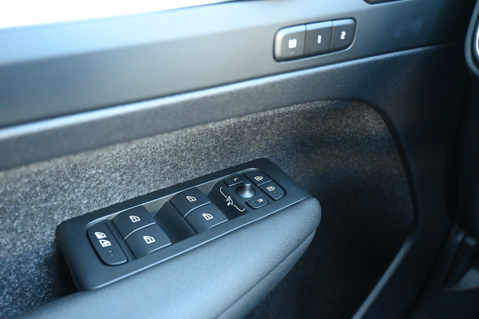 Fahrzeugabbildung Volvo XC40 B4 DKG Plus Dark*STDHZG*360*Pixel*ACC