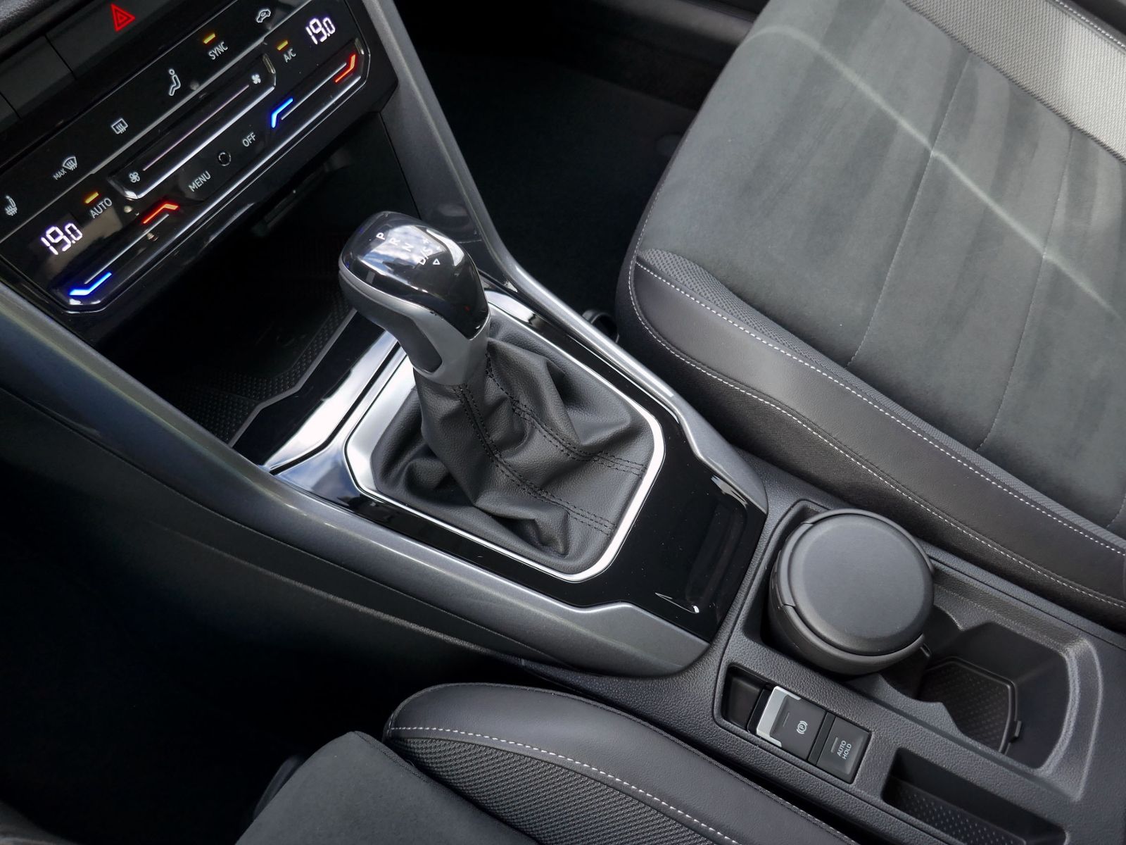 Fahrzeugabbildung Volkswagen T-Roc Style 2.0 TDI DSG | LED AHK RFK ACC Navi