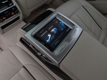 Fahrzeugabbildung BMW 750i xD M Sport 360°Laser Glasdach HUD DAB H/K