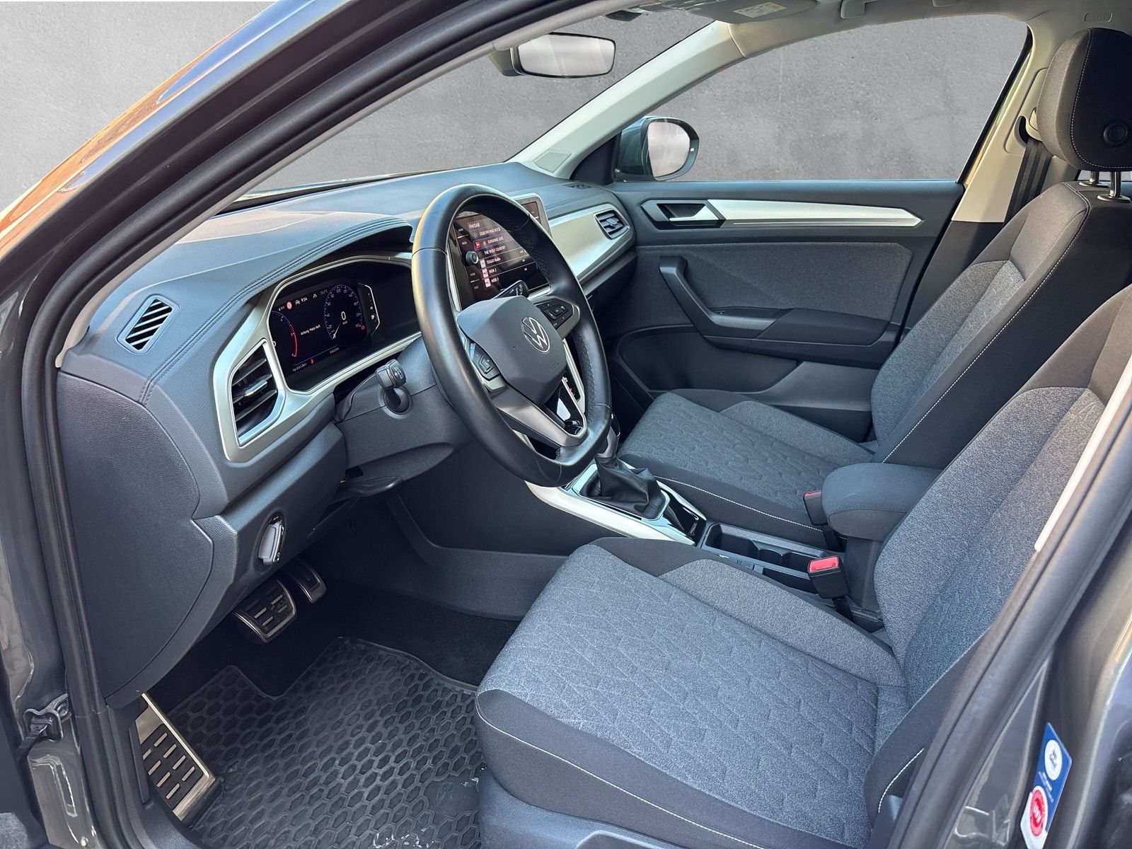 Fahrzeugabbildung Volkswagen T-Roc Move 2.0 TDI DSG AHK RFK App-Connect