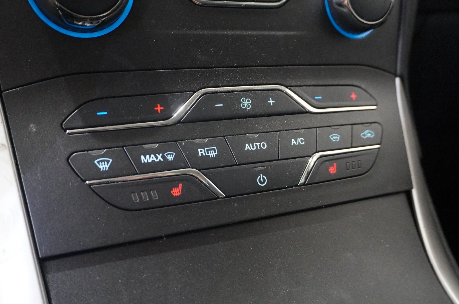 Fahrzeugabbildung Ford S-Max 2.0D BUSINESS 4X4 7-SITZE NAVI/SH/PDC/TEMP