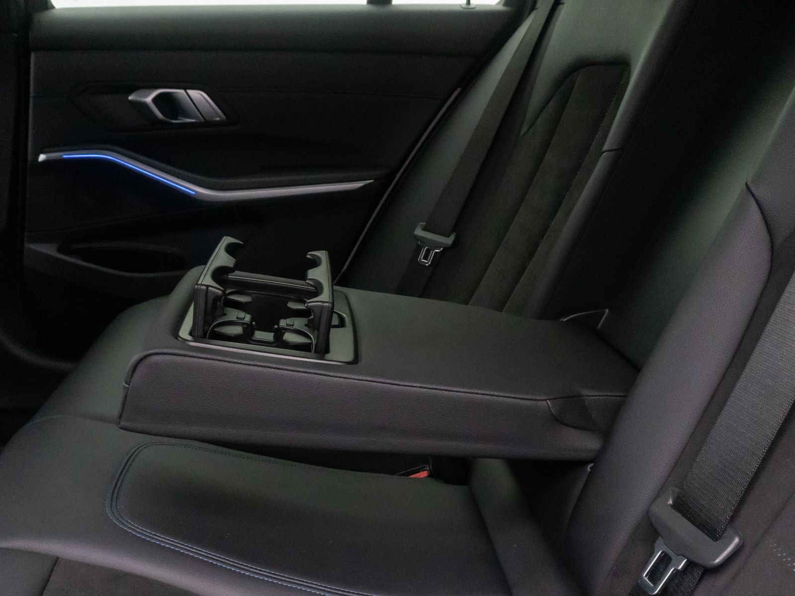 Fahrzeugabbildung BMW 320d xD M Sport ACC Kamera HUD AHK Laser DAB 19"