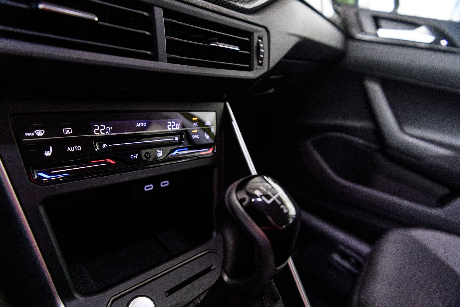 Fahrzeugabbildung Volkswagen Taigo Life+LED+KAMERA+SHZ+GJR+DIGIT.TACHO+ACC+IQ