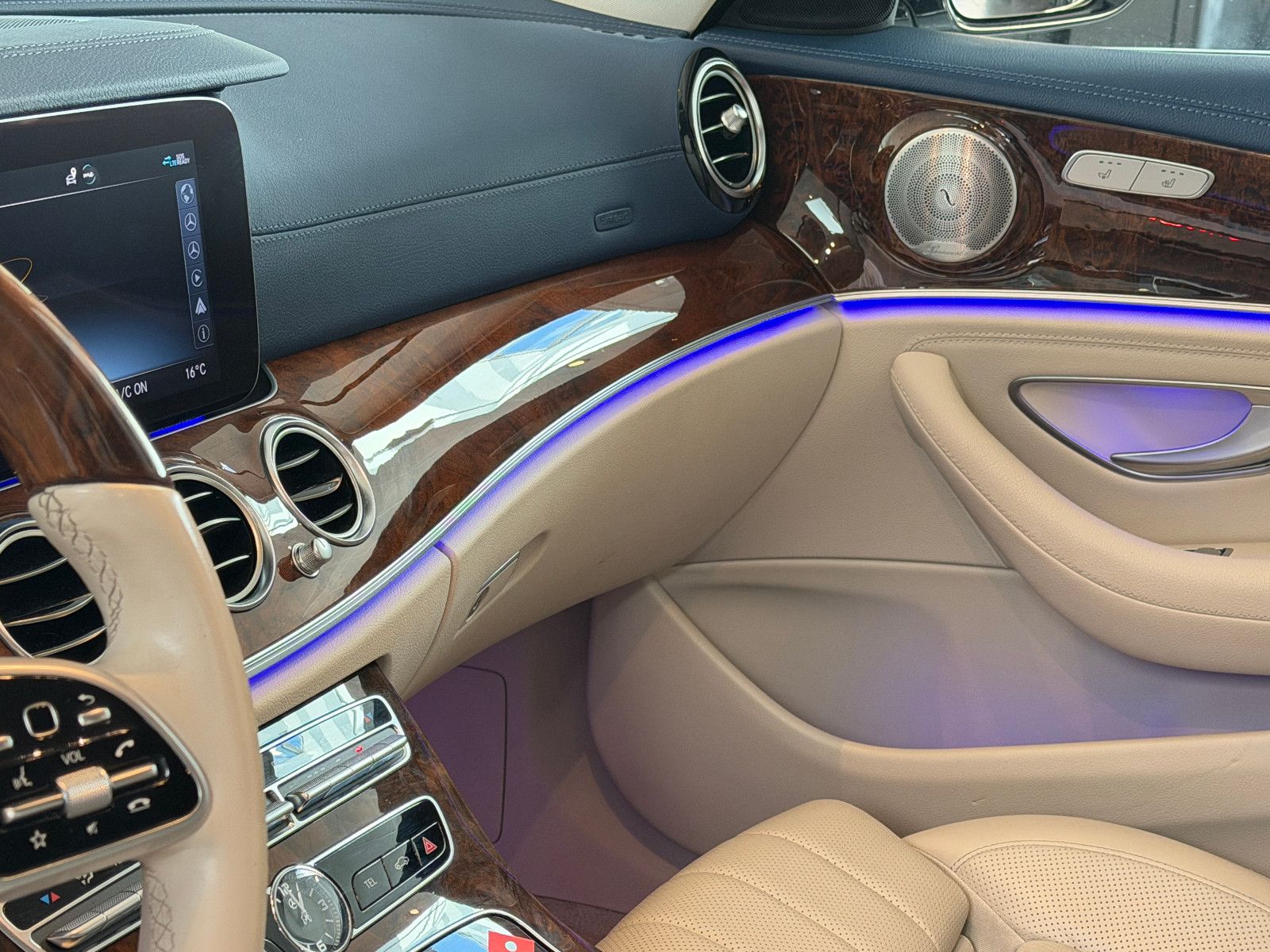 Fahrzeugabbildung Mercedes-Benz E 300 de/AMG/HEAD-UP/VIRTUAL/AMBIENTE/BURMESTER/