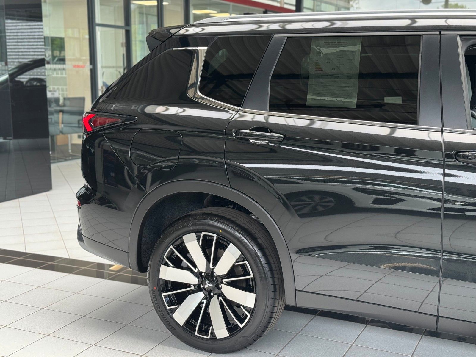 Fahrzeugabbildung Mitsubishi Plug-in Hybrid Outlander Intro Edition