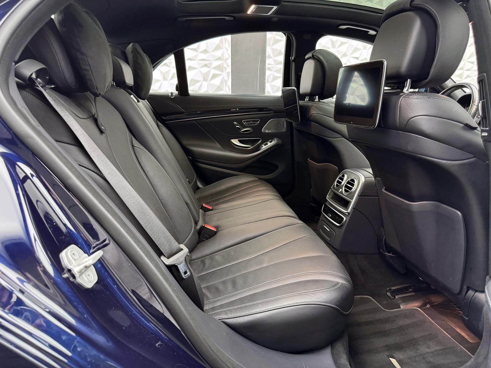 Fahrzeugabbildung Mercedes-Benz AMG 4MATIC/BURMES/HUD/PANO/DISTRO/3xTV/CHAUFFEUR