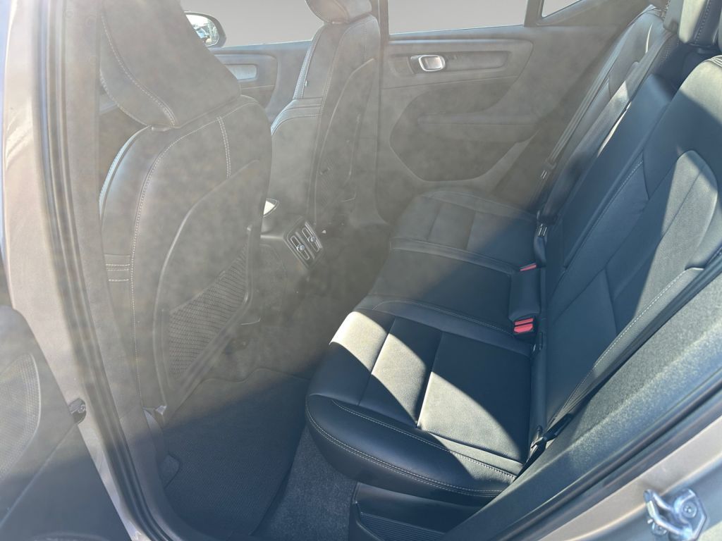 VOLVO XC40 D4 AWD Geartronic Nur an Händler!!! VOLVO XC40 D4 AWD Geartronic Nur an Händler!!!