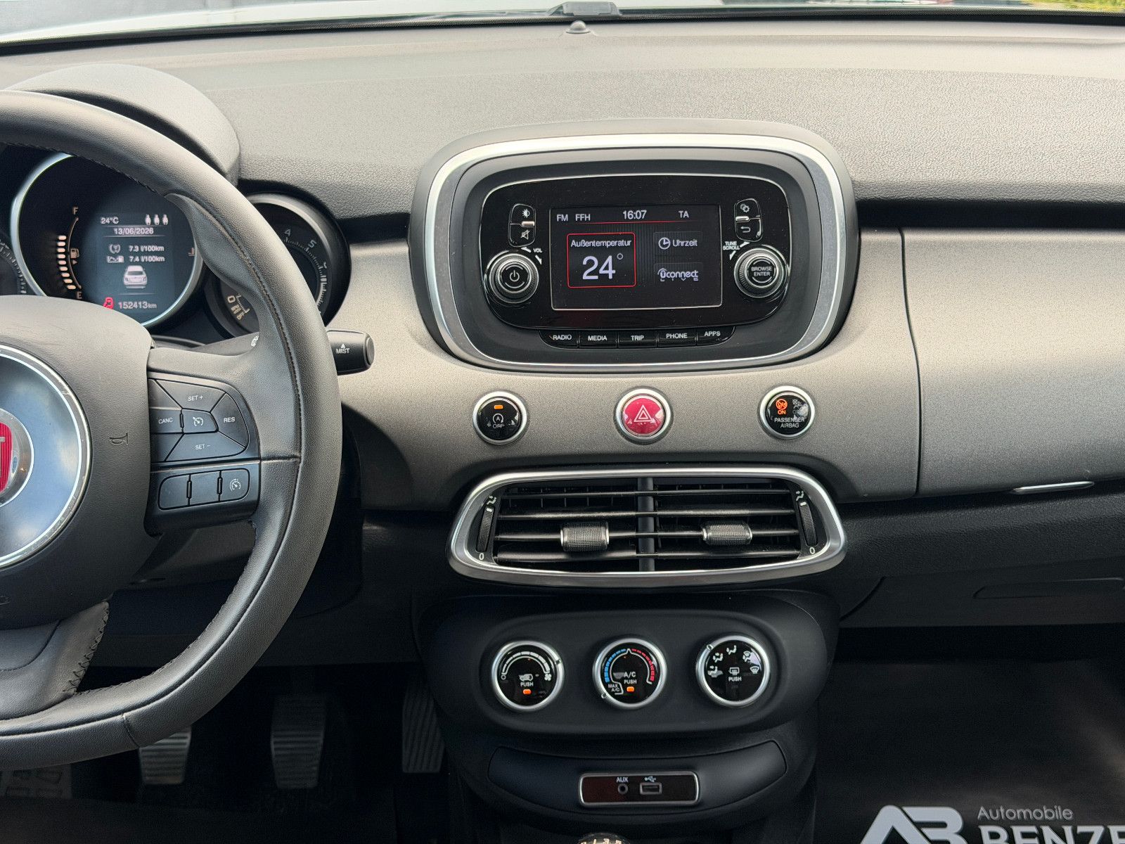 Fahrzeugabbildung Fiat 500X Cross/ UConnect / Fahrassistenz/Design-Kit
