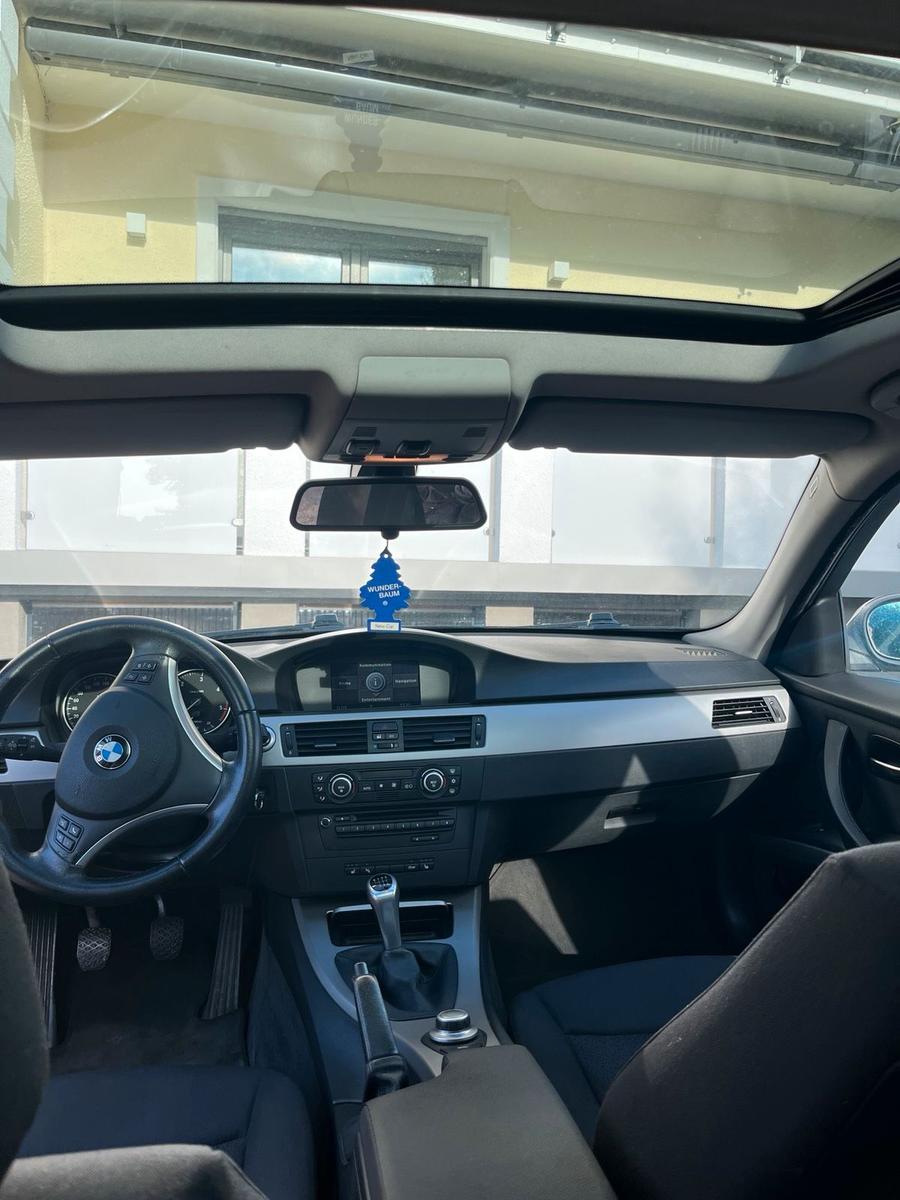 BMW 320 2008 — салон