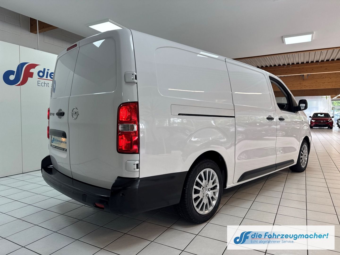 Fahrzeugabbildung Opel Vivaro Kasten -e Elegance L 75 kWh HUD Navi Appl