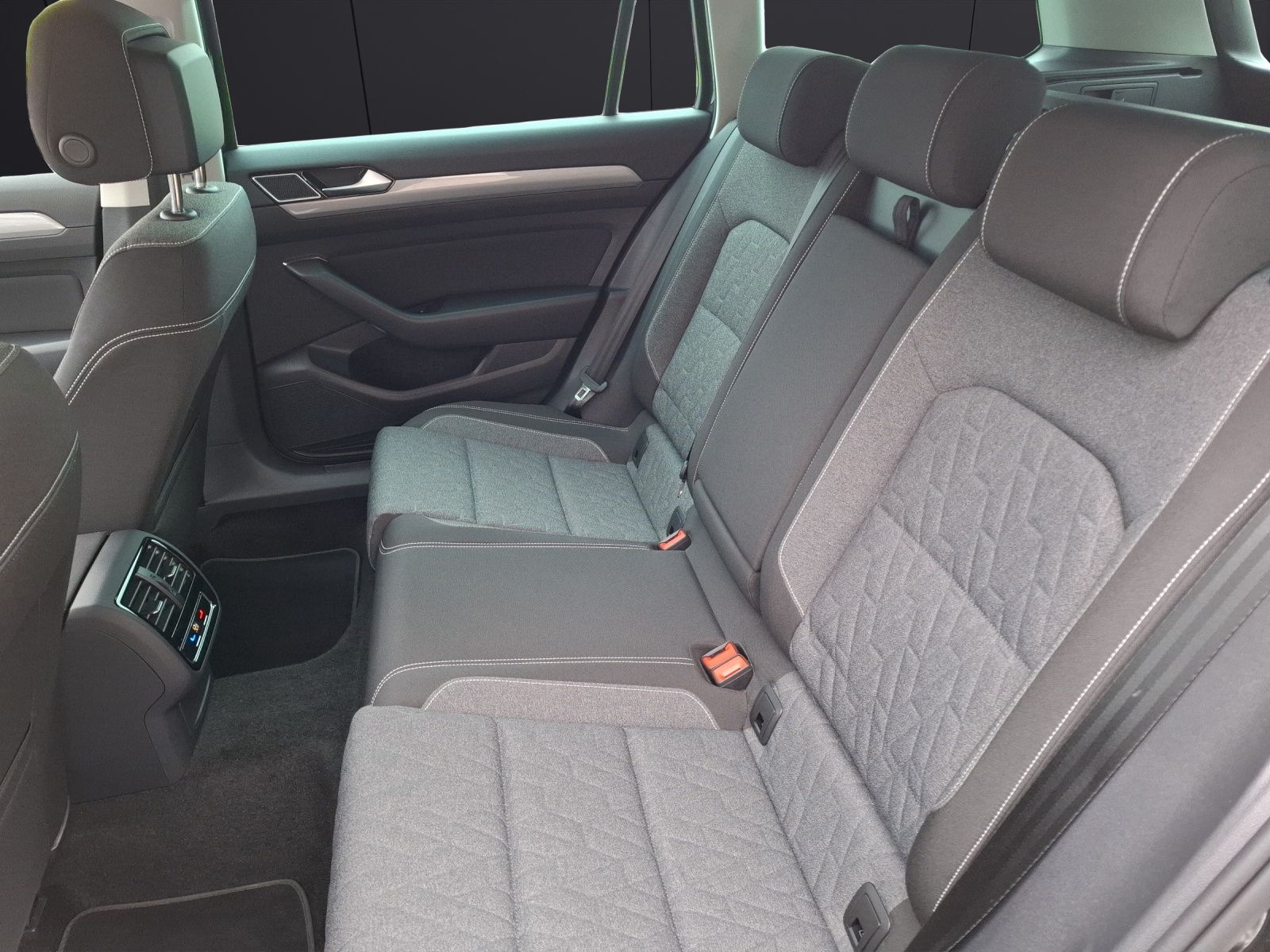 Fahrzeugabbildung Volkswagen Passat Variant TDI Business DSG LED Navi ACC RFK