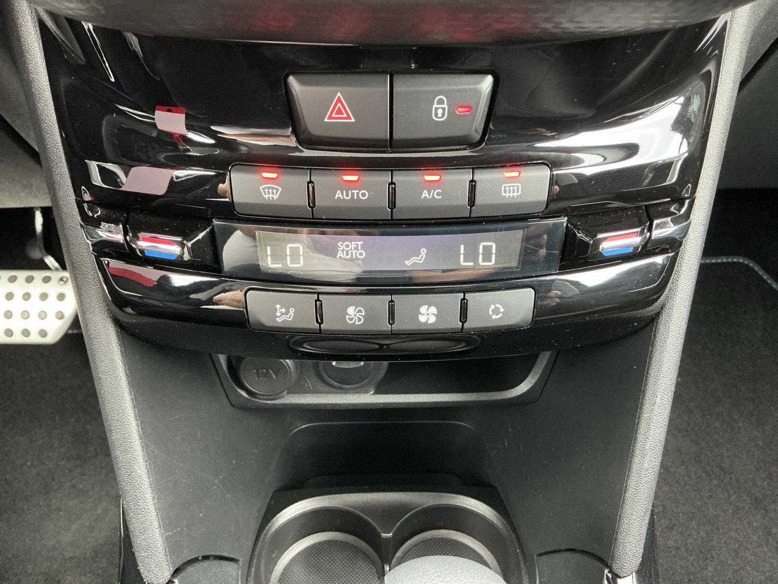 Peugeot 2008 1.2 AUT Crossway LED PANO NAVI SHZ RFK PDC