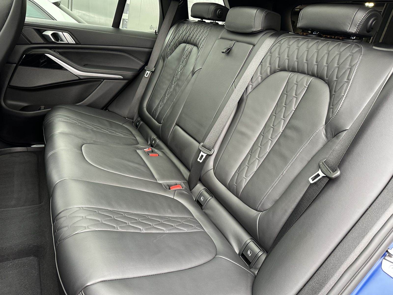 Fahrzeugabbildung BMW X5 M50i NAV+LASER+ACC+HEAD-UP+PANO+22ZO+360°+H&K