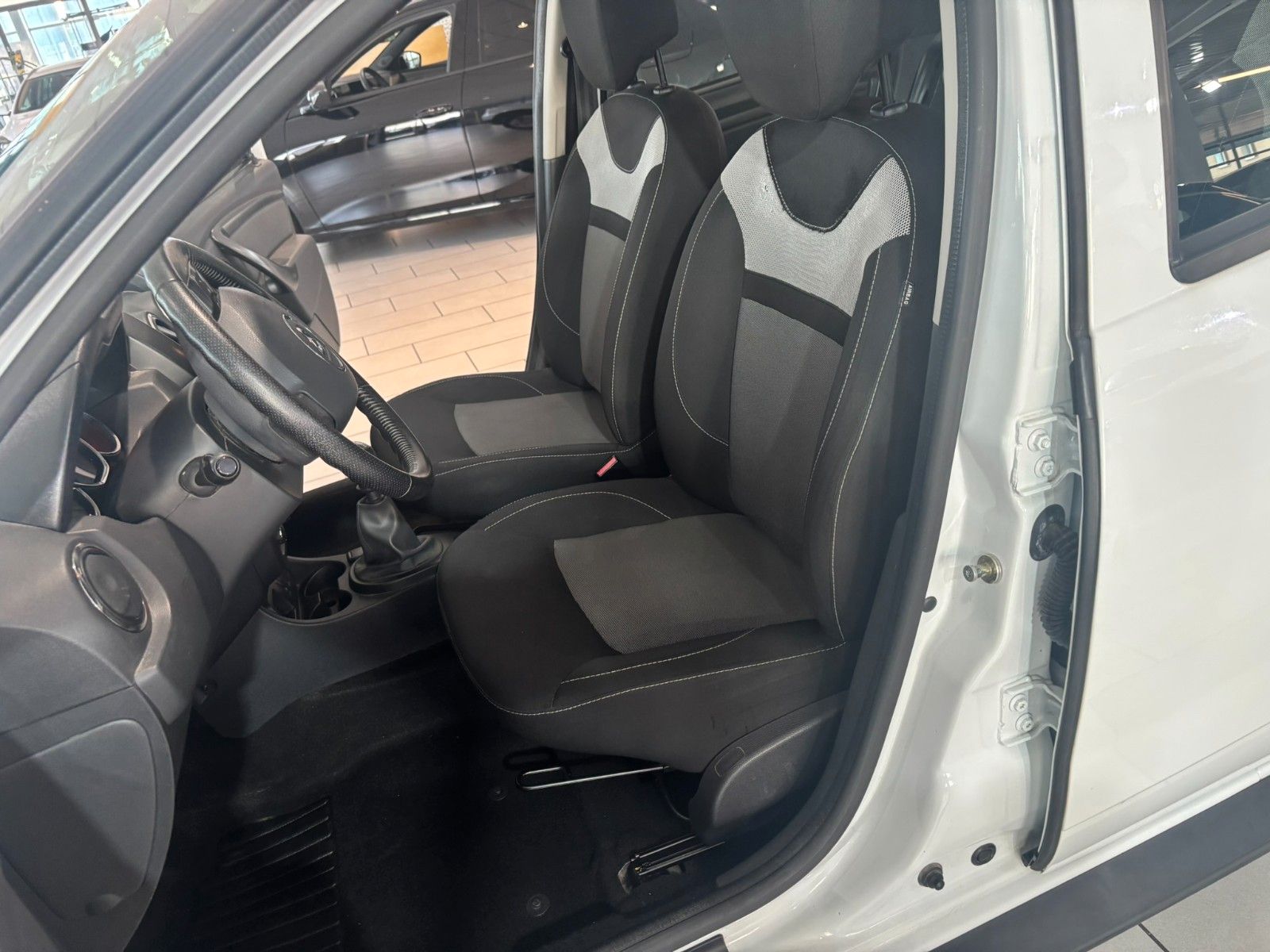 Fahrzeugabbildung Dacia Duster 1.2 92KW 2WD NAVI/ALLWETTER/5-GANG