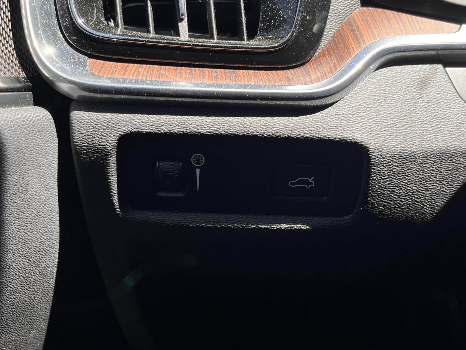 Volvo V60 Kombi AWD /HK-ANLAGE/LED/NAVI/LEDER/