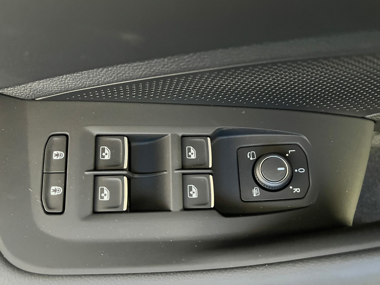 Fahrzeugabbildung Volkswagen Passat Variant Elegance 1.5 eTSI DSG *IQ.Light,