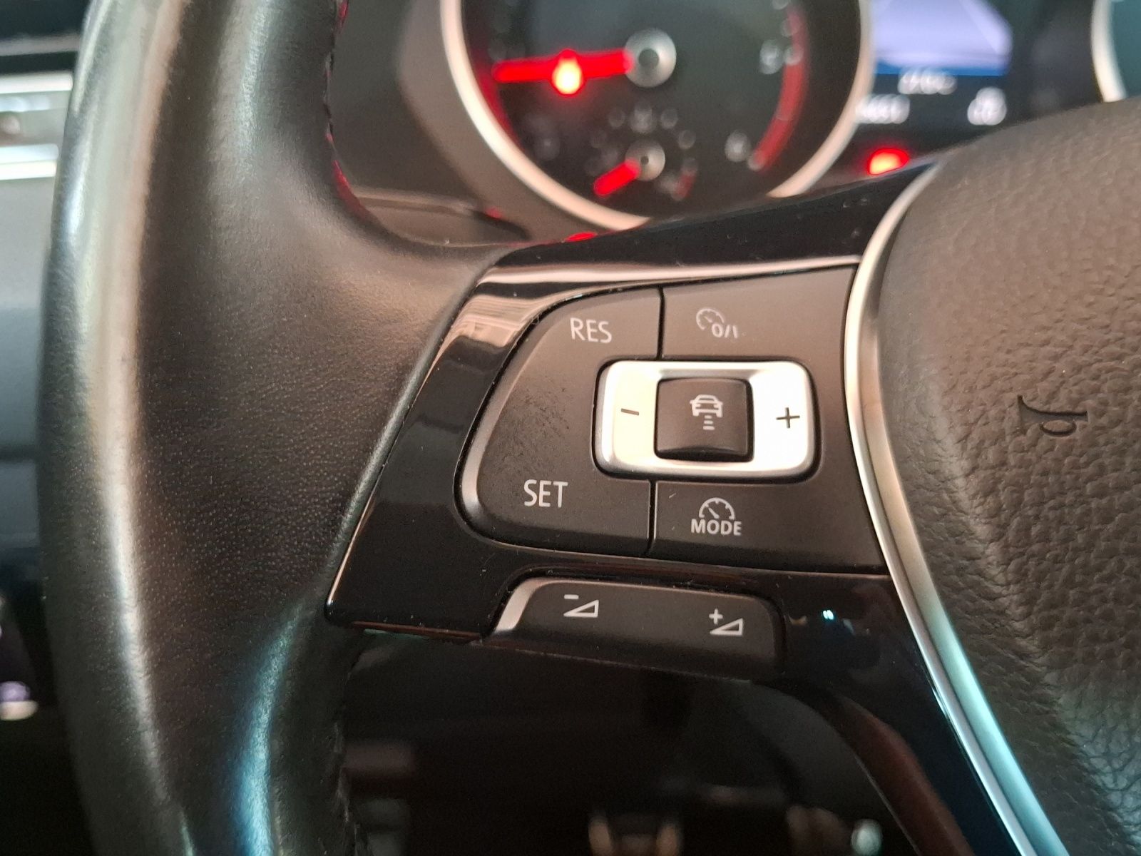 Fahrzeugabbildung Volkswagen Tiguan TDI Sound 4M LED AHK Navi ACC PDC SHZ