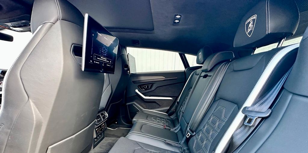 LAMBORGHINI Urus 2025