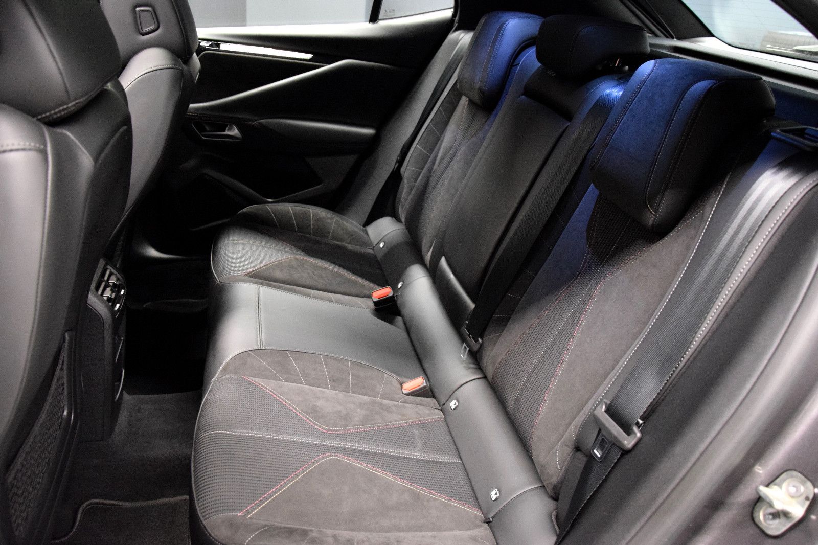 Fahrzeugabbildung DS Automobiles DS4 Performance Line Pano Sitzheizung