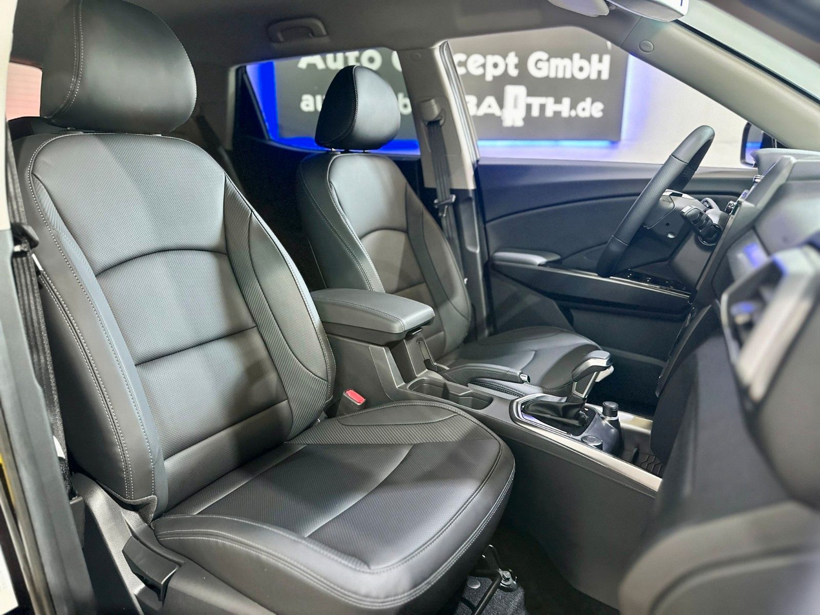 Fahrzeugabbildung Ssangyong Tivoli Grand 1,5P Blackline*6AT*