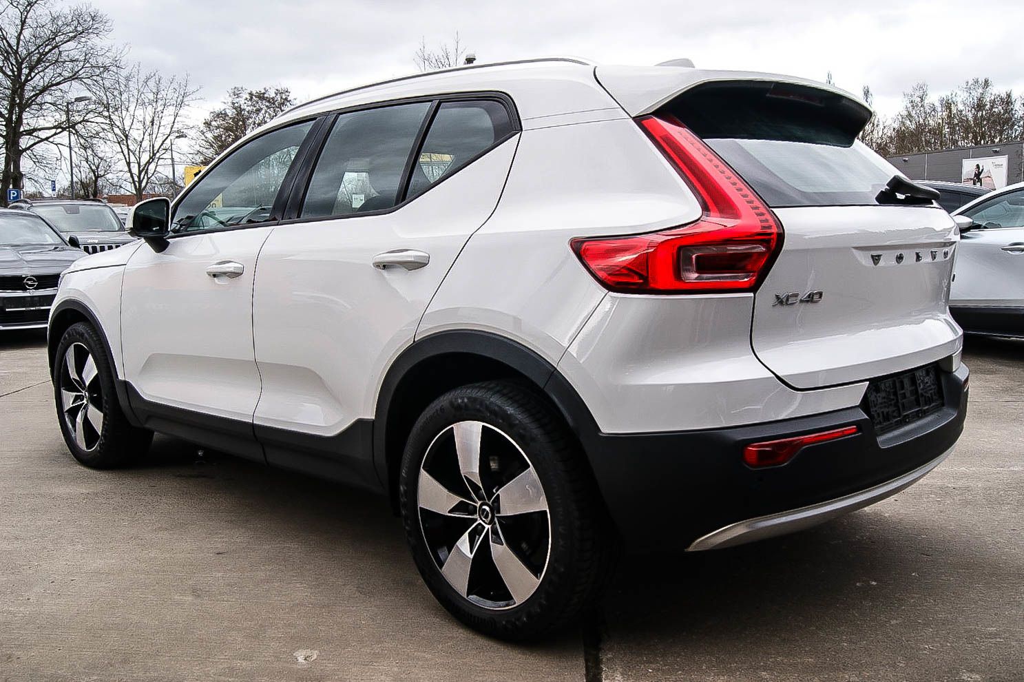 Fahrzeugabbildung Volvo XC40 D4 Momentum Pro AWD 4x4 LEDER ANHZV PRO-PAK