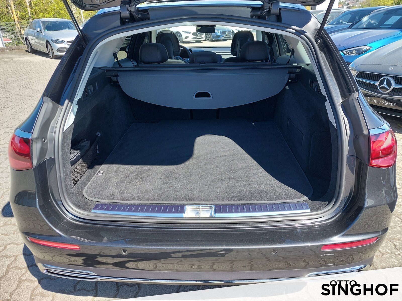 Fahrzeugabbildung Mercedes-Benz E 220 d T Avantgarde +Pano+Digital+Distronic+360