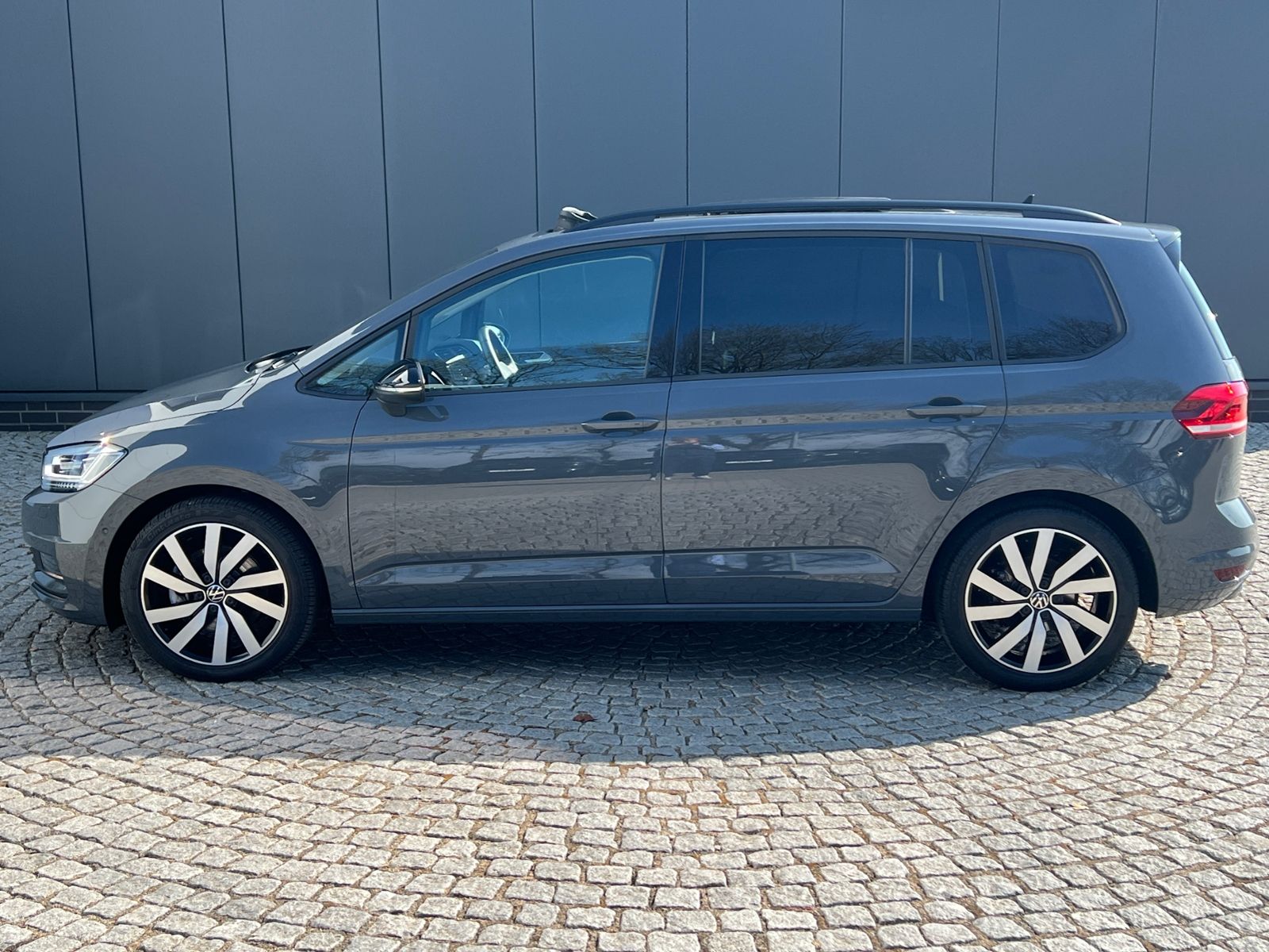 Fahrzeugabbildung Volkswagen Touran Highline 2.0 TDI DSG *AHK, LED, 7 Sitze,