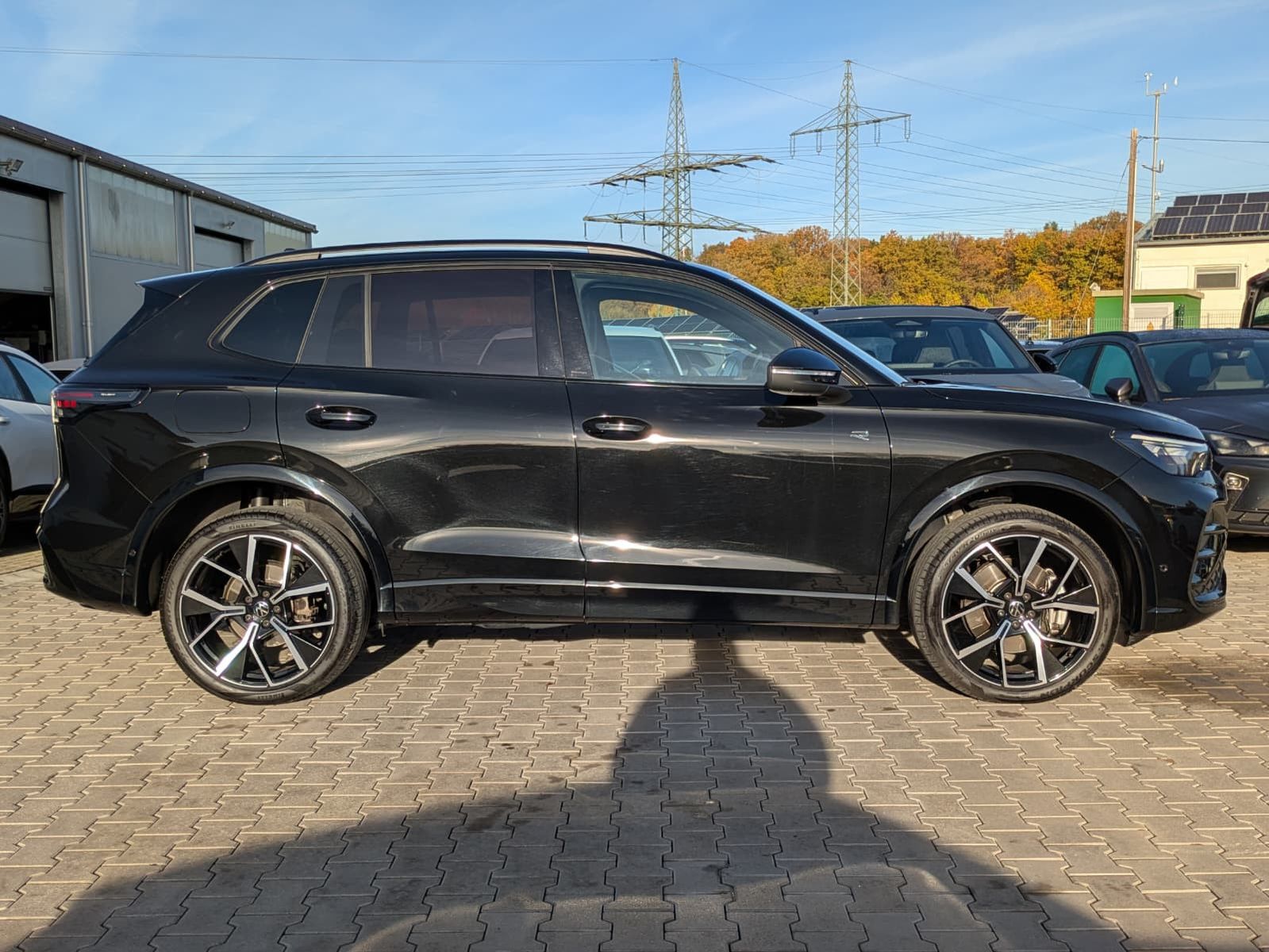 Fahrzeugabbildung Volkswagen Tiguan 2.0TDI R-Line 4M Pano Black Matrix AHK 20