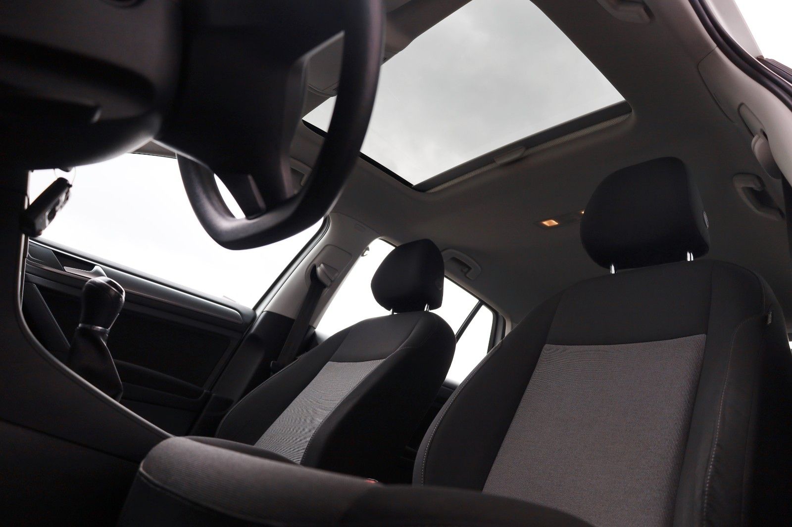 Fahrzeugabbildung Volkswagen Golf VII Lim. Trendline Panorama,8 fach bereift!