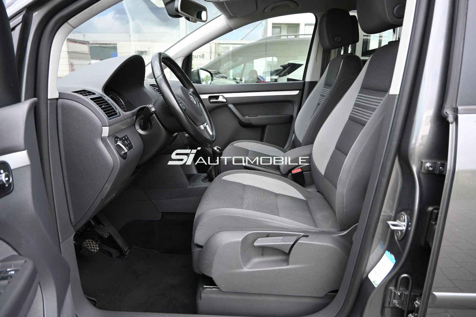 Fahrzeugabbildung Volkswagen Touran 1.2 TSI LIFE °AHK°STANDHEIZ°7-SITZE°