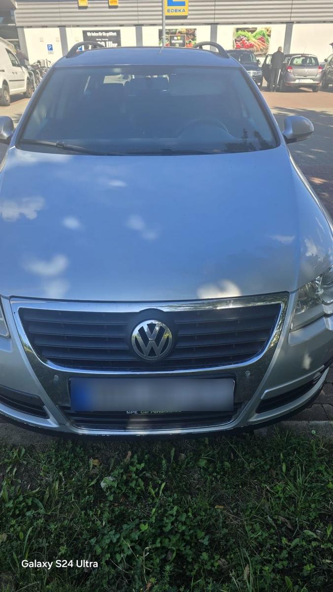 Volkswagen Passat 2011 — rear view