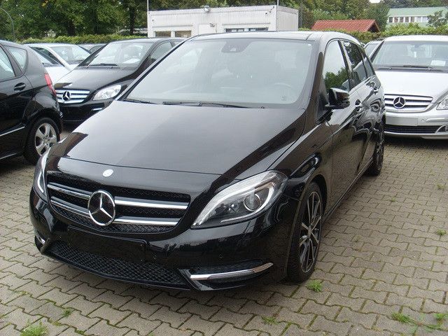 Mercedes-Benz B 220 4MATIC DCT / Panorama/ Ahk / COMAND