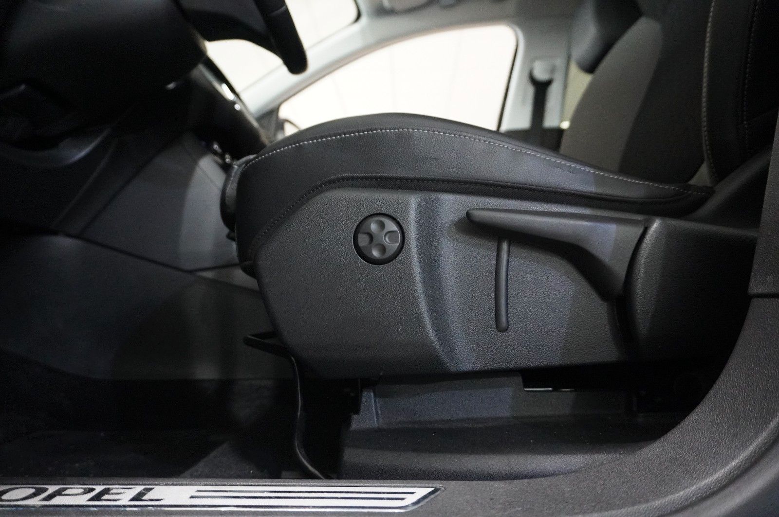 Fahrzeugabbildung Opel Grandland (X) 1.5D BUSINESS NAVI/LED/KAMERA/DAB+