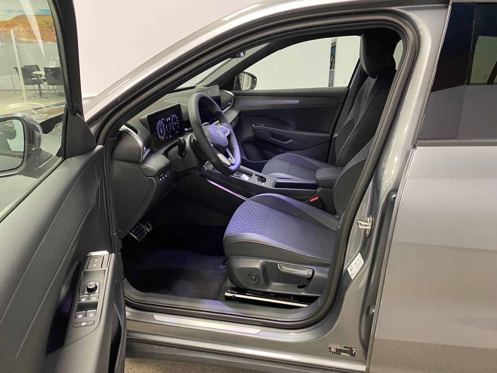 Fahrzeugabbildung Volkswagen T-Roc 1.5 eTSI R-Line NEUES MODELL AHK+ACC+KAMER