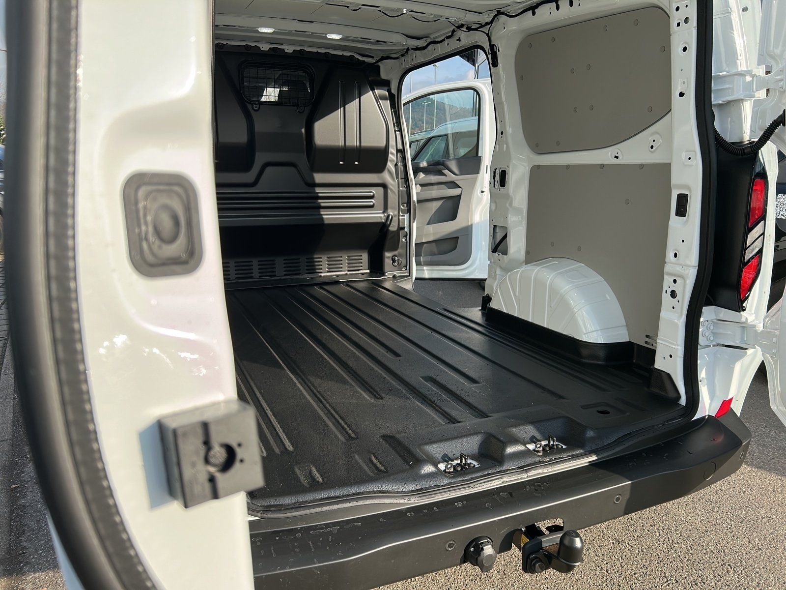 Fahrzeugabbildung Ford Transit Custom 280L1 AHK GJR LED Navi PDC