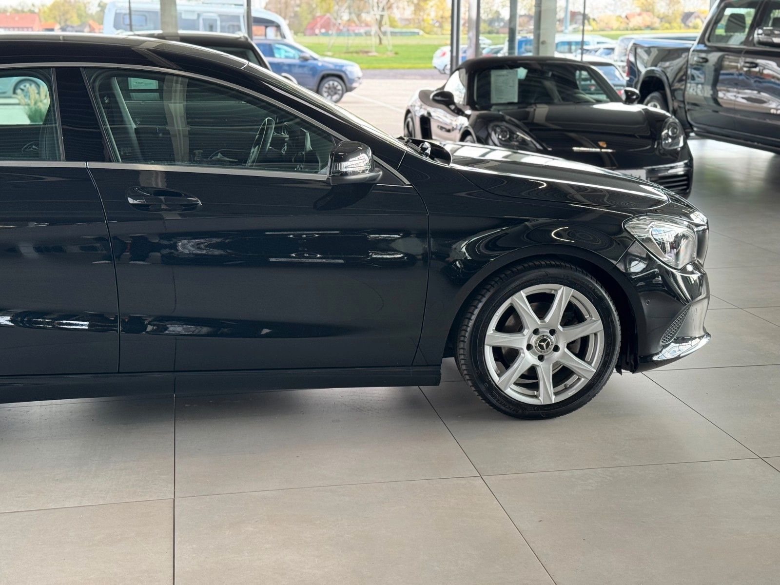 Fahrzeugabbildung Mercedes-Benz CLA 180 Shooting Brake Urban "LED + Business-P."