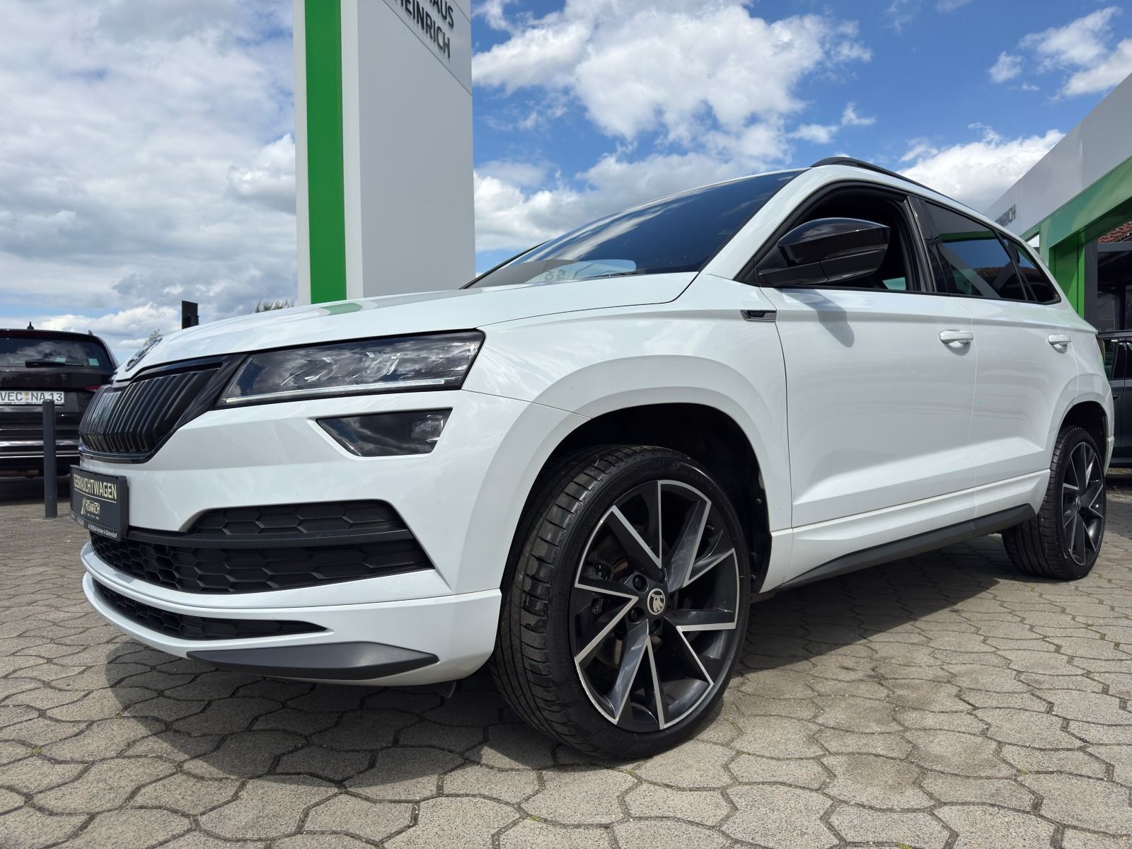 Fahrzeugabbildung SKODA Karoq Sportline 1.5TSI DSG*RFK*AHK*SideAss*eHeck