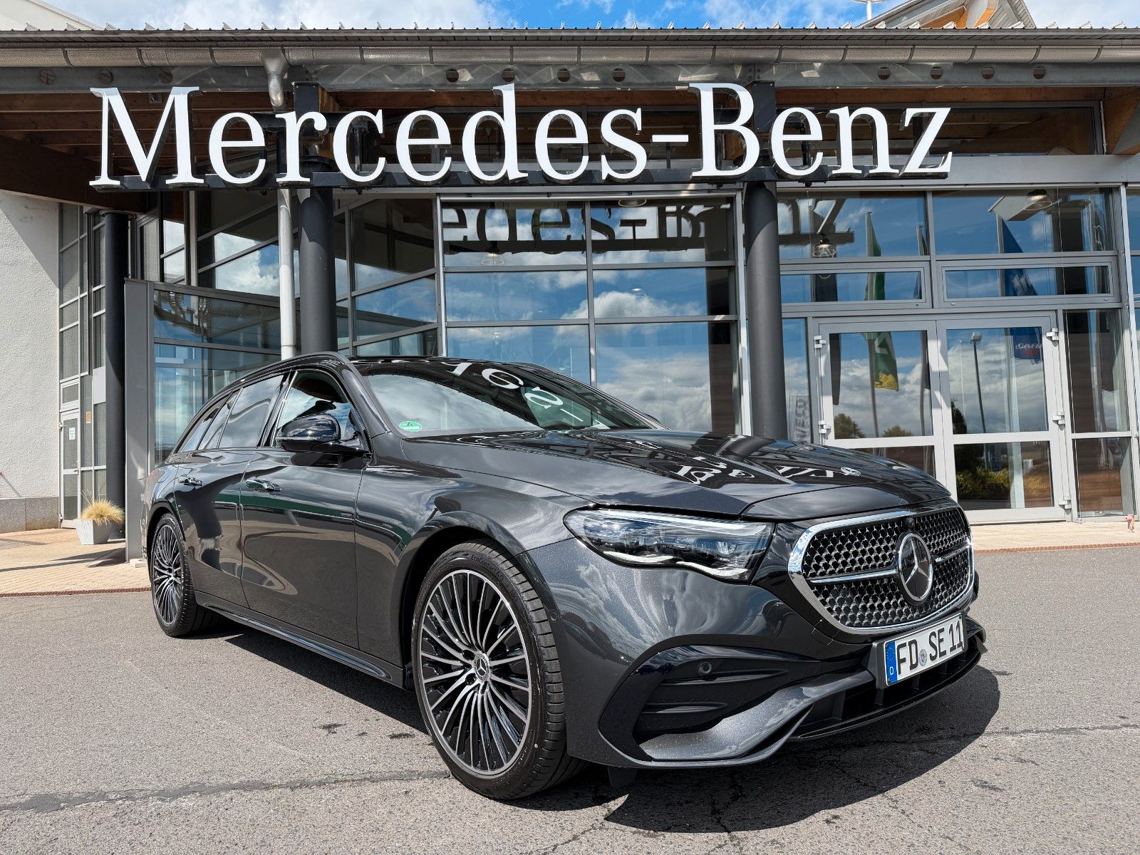 Fahrzeugabbildung Mercedes-Benz E 220 d T AMG Pano+AHK+360°+Distr+Digital+20"