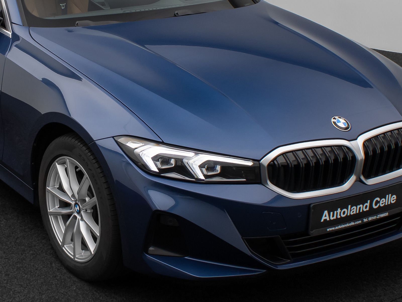 Fahrzeugabbildung BMW 320d xD  Panorama HUD DAB AHK Alarm PDC Sport