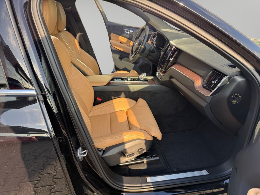 VOLVO XC60 T6 AWD Plug-in Hybrid Plus Bright Adaptives VOLVO XC60 T6 AWD Plug-in Hybrid Plus Bright Adaptives