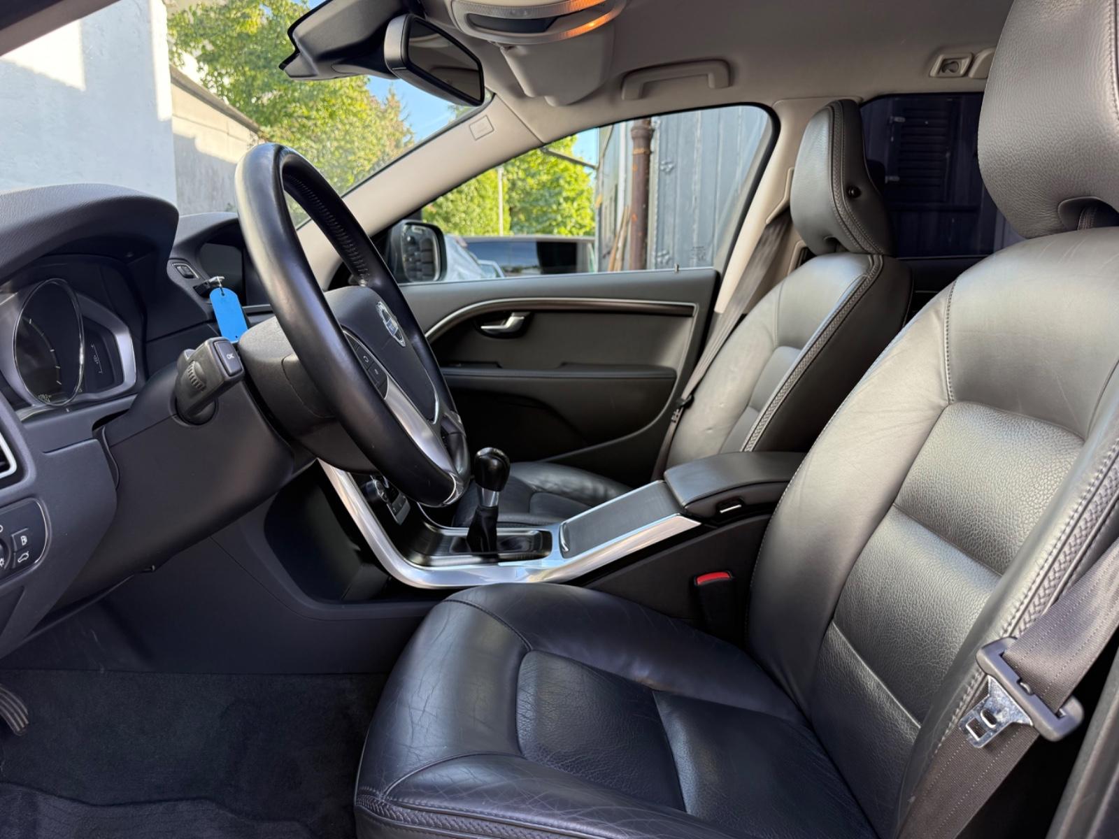 Volvo XC70 D4 163 ch Momentum • Cuir • GPS • Bi-Xénon • Webasto • Sièges enfants intégrés